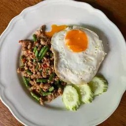 ข้าวราดผัดกระเพรา - Thai Basil