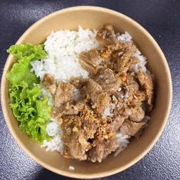 ข้าวหมูชิ้นทอดกระเทียมพริกไทย