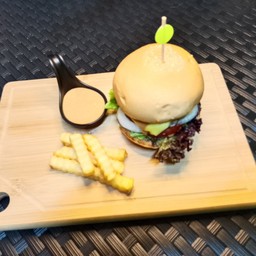 เบอร์เกอร์สเต็กหมูซอสมัสตาร์ดมายองเนส