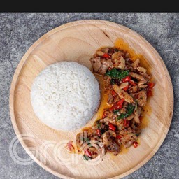 กระเพราหมูกรอบราดข้าว