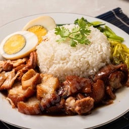 ข้าวขาหมู 3 ทัพ (เนื้อ+สามชั้น+คากิ+ไข่พะโล้ 1ใบ)