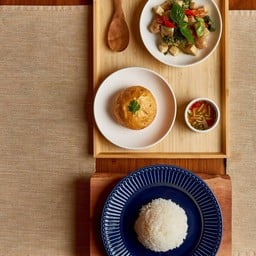 ข้าว+เขียวหวานลูกชิ้นปลากรายผัดแห้ง+ไข่ฟูปู