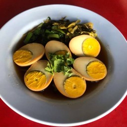 ไข่พะโล้สามฟอง