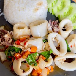 ผัดกระเพราปลาหมึก