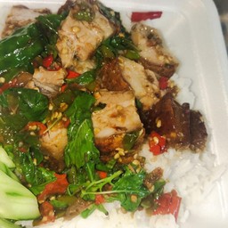 กระเพาหมูกรอบ เป็นกับ