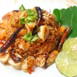 ข้าวผัดต้มยำปลาหมึก