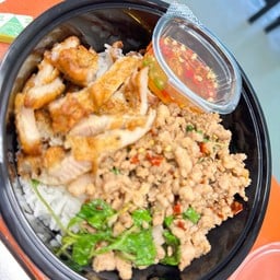 ข้าวราดผัดกะเพราหมูสับ+ท๊อปปิ้งหมูทอด