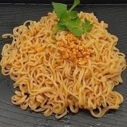 เส้นมาม่าลวก กระเทียมเจียว