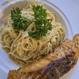 สปาเก็ตตี้ผัดเนยแซลมอน                                         Spaghetti Garlic Butter Grill Salmon