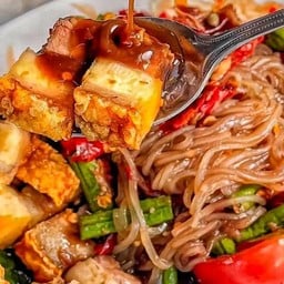 ตำปูปลาร้า ขนมจีน หมูกรอบ