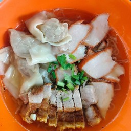 บะหมี่เกี๊ยวหมูแดงหมูกรอบ