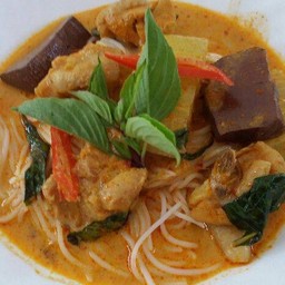 แกงแดงไก่มะเขือ + ขนมจีน