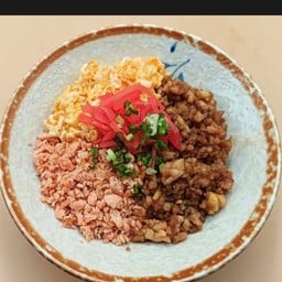 (808) ข้าวหน้าแซลมอนและไก่สับหรือหมูสับ Sanshoku Don