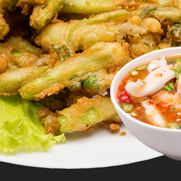 ยำผักบุ้งกรอบ