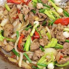 เครื่องในไก่ผัดหอมใหญ่ ราดข้าว