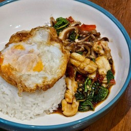 ข้าวหน้ากะเพรากุ้ง หรือ ปลาหมึก ไข่ดาว