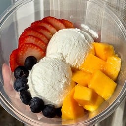 กรีกโยเกิร์ต 2 สกู๊ป + ผลไม้ 3 อย่าง