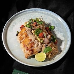 พาสต้าผัดซอสแจ่วมะขาม สะโพกไก่ซูวี