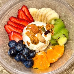 กรีกโยเกิร์ต + ผลไม้ 4 อย่าง