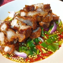 ยำสามชั้นทอด