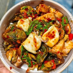 ข้าวกะเพราหมูสามชั้นทอด ปลาหมึก ไข่เยี่ยวม้า