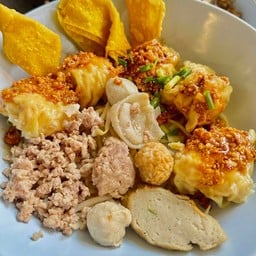 เกี๋ยวยักษ์ต้มยำพิเศษโครตอร่อย