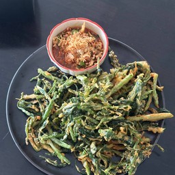 ยำผักบุ้งกรอบ