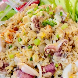 ข้าวผัดปลาหมึก