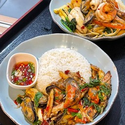 กระเพราหอยแมลงภู่ ราดข้าว