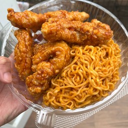 มาม่าเผ็ดเกาหลี เสิร์ฟคู่ไก่ทอดเกาหลี 1 ชิ้น