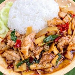 กะเพราไก่ใส่หน่อไม้