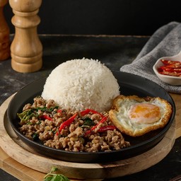 ข้าวผัดกะเพราไข่ดาว