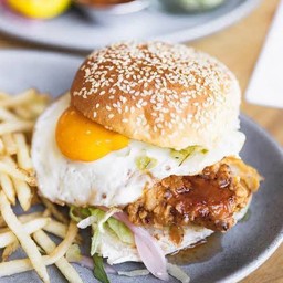 COUPLE FRIED CHICKEN & EGG BURGER เบอร์เกอร์ไก่ทอดและไข่สำหรับ 2 ท่าน