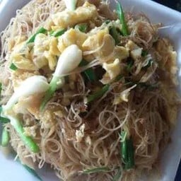 ผัดหมี่ใส่ใข่