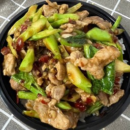 ผัดคะน้าไก่ชิ้น ราดข้าว