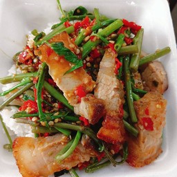 ผัดผักบุ้งหมูสามชั้นทอด ราดข้าว