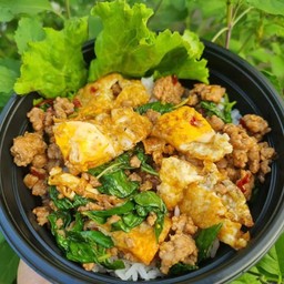 ข้าวกะเพราไข่ดาวหมูสับ