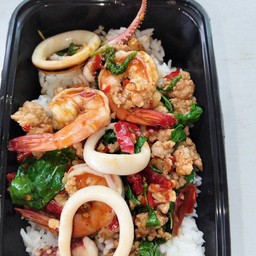 ข้าวกะเพรากุ้ง+หมึก+หมูสับ