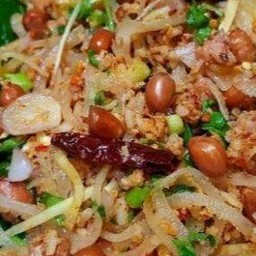 ยำแหนมข้าวทอด