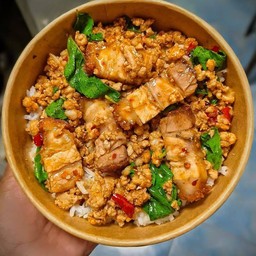 ข้าวกะเพราหมูสับชั้นทอด หมูสับ