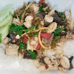 กระเพากบ ราดข้าว