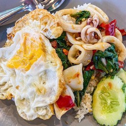 ข้าวกะเพราทะเล ไข่ดาว