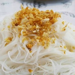 เส้นหมี่ลวกกระเทียมเจียว