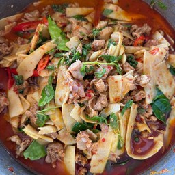 ผัดหมูชิ้นหน่อไม้ดองราดข้าว