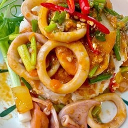 หมึกผัดไข่เค็มราดข้าว