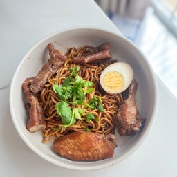 B02 เมนูหมี่แห้ง ไก่รวม + ไข่