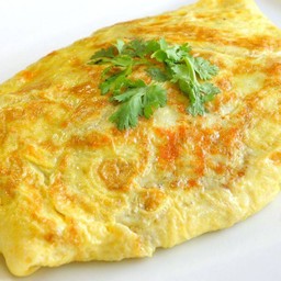 ไข่ยัดไส้เนื้อเสริฟพร้อมข้าวสวย