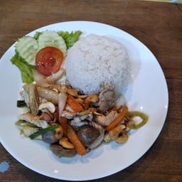 ไก่ผัดเม็ดมะม่วงราดข้าว