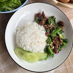 คะน้าเนื้อทอดราดข้าว