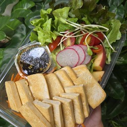 สลัดเต้าหู้ทอด (มังสวิรัติ)